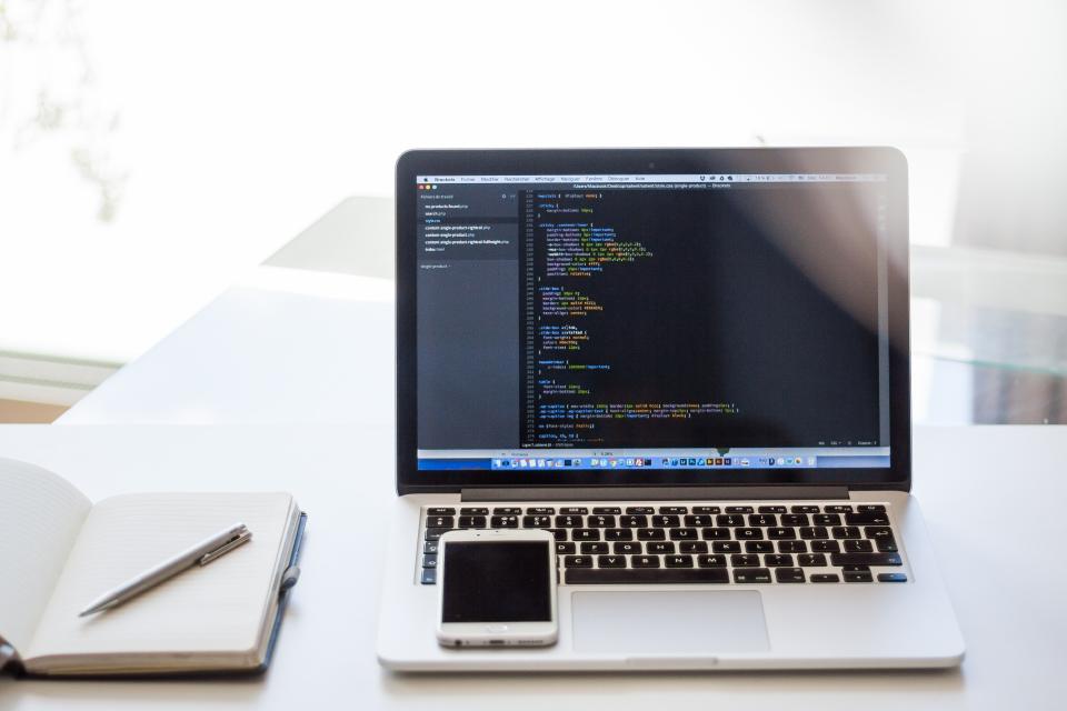 Ảnh kỹ sư phần mềm đang xem code trên laptop hoặc cùng review code trong văn phòng.